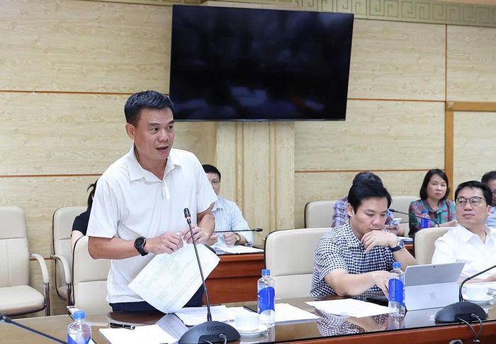 Lãnh đạo Trung tâm Thông tin y tế Quốc gia báo cáo tại cuộc họp. Ảnh: Trần Minh