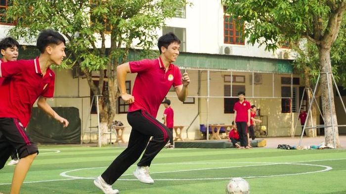 Học sinh chơi đá bóng trong giờ giải lao. Ảnh: PV