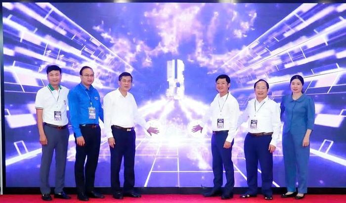 Các đại biểu thực hiện nghi thức bấm nút ra mắt Câu lạc bộ “Niềm tin số Nghệ An”. Ảnh: Trọng Tuấn.