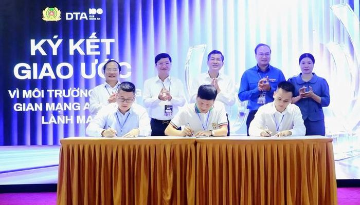 Ký kết giao ước phối hợp. Ảnh: Trọng Tuấn.