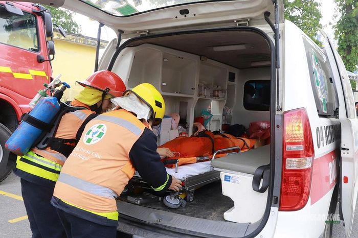 Người bị nạn giả định được đưa lên xe cứu thương trong bài thực tập. Ảnh: Tuấn Anh