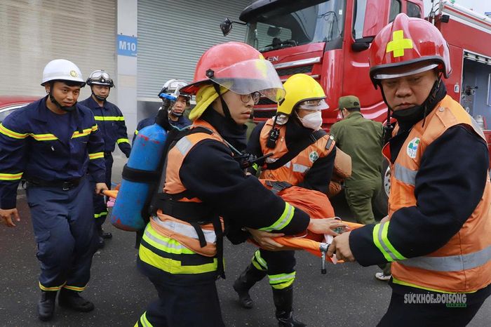 Lực lượng cứu nạn phối hợp đưa người bị nạn giả định ra khỏi khu vực nguy hiểm. Ảnh: Tuấn Anh