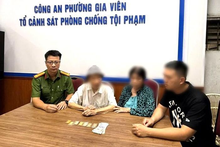 Cụ ông 92 tuổi cùng số tài sản lớn mang theo được Công an phường Gia Viên bàn giao cho gia đình. Ảnh: Cơ quan công an.