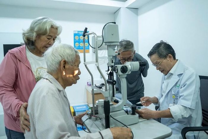 Bác sĩ Đà giải thích tình trạng bệnh cho người nhà bệnh nhân. Ảnh: Bích Vân