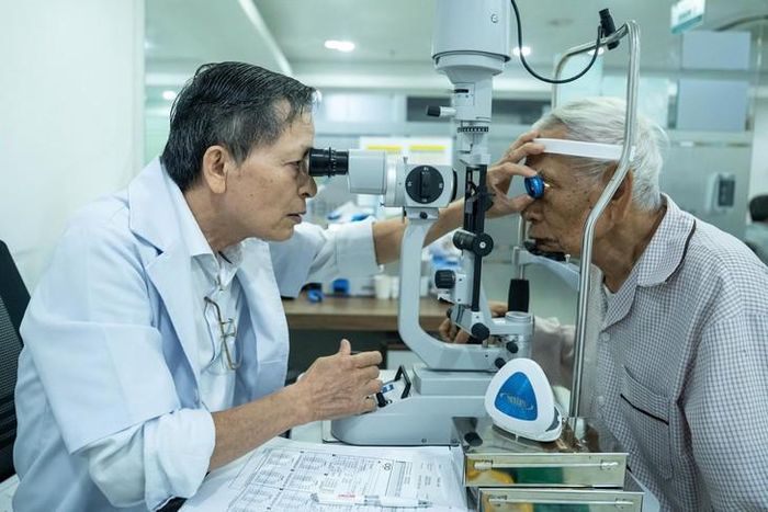 Bác sĩ Trần Văn Đà khám cho bệnh nhân. Ảnh: Bích Vân