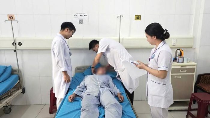 Bác sĩ thăm khám cho bệnh nhân sau phẫu thuật. Ảnh: BVCC