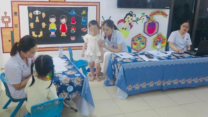 Các bác sĩ Bệnh viện Phục hồi chức năng Nghệ An khám, đánh giá tình trạng vận động và phát triển cho trẻ mầm non. Ảnh: BVCC.