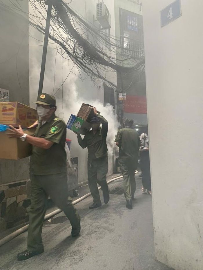 Các lực lượng kịp thời di chuyển người gặp nạn và tài sản nhân dân ra khỏi khu vực cháy.