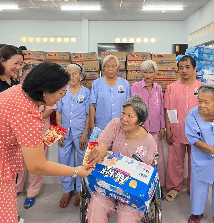 Sau khi khám bệnh, xét nghiệm miễn phí, các cụ già và trẻ em có hoàn cảnh đặc biệt được tặng những phần quà ý nghĩa. Ảnh: D. Long.