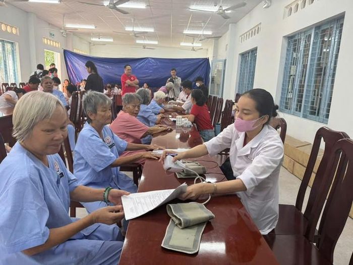 Các cụ già neo đơn được khám và làm nhiều xét nghiệm miễn phí. Ảnh: D. Long.