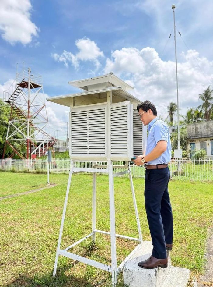 Các quan trắc viên làm việc trong mọi điều kiện thời tiết, địa hình. Ảnh: PV