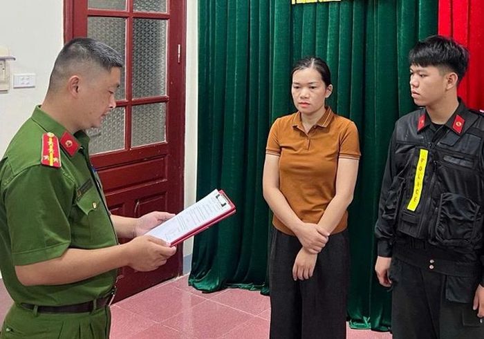 Công an tống đạt quyết định khởi tố bị can đối với Hứa Thị Ngân. Ảnh: Công an tỉnh Lạng Sơn.