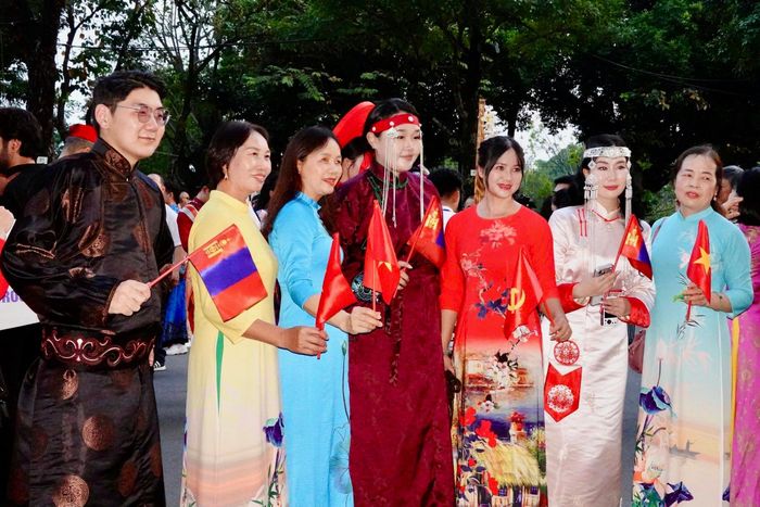 Những nét văn hóa đặc trưng của nhiều quốc gia cùng hội tụ trong chương trình diễu hành “Sắc màu năm châu”. (Ảnh Linh Vũ)