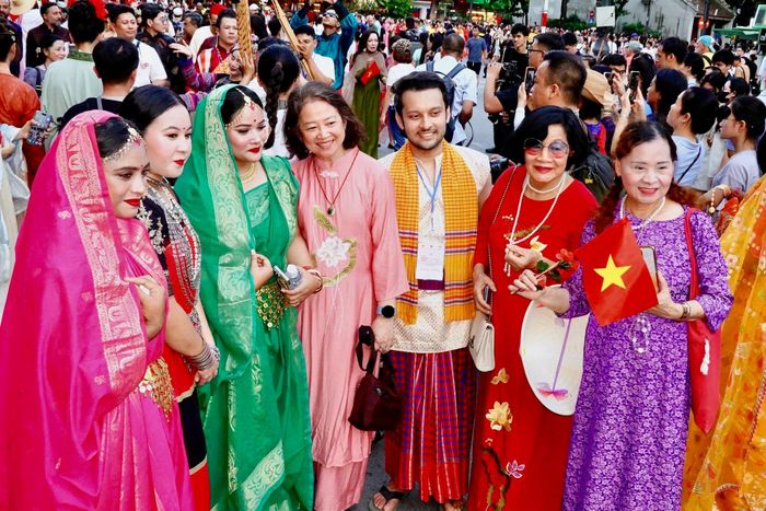 Những bộ trang phục truyền thống, âm nhạc và màn giao lưu của 15 đoàn nghệ thuật quốc tế tạo nên không khí sôi động tại phố đi bộ hồ Hoàn Kiếm, Hà Nội. (Ảnh Linh Vũ)