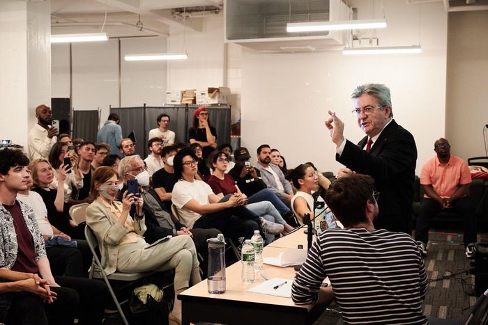  Các cuộc thăm dò dư luận cho thấy, ông Jean-Luc Melenchon đang thu hút các cử tri trẻ 