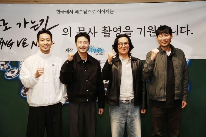 Từ trái qua phải gồm: Tuấn Trần, Jung Il Woo, đạo diễn Mo Hong Jin và Kim Young-soo.