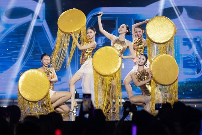Phần dàn dựng của sân khấu Em Tiên.