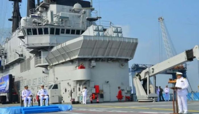 KRI Sriwijaya-100 dài 180,2 m, rộng khoảng 33 m và có lượng giãn nước đầy tải hơn 13.000 tấn.