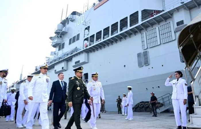Lễ bàn giao diễn ra sau khi tàu Giuseppe Garibaldi tới Jakarta ngày 18/9, kết thúc hành trình hơn 20 ngày từ Italy. Khi tiến vào vùng biển Indonesia, tàu được 2 tàu chiến KRI Brawijaya-320 và KRI Prabu Siliwangi-321 hộ tống.