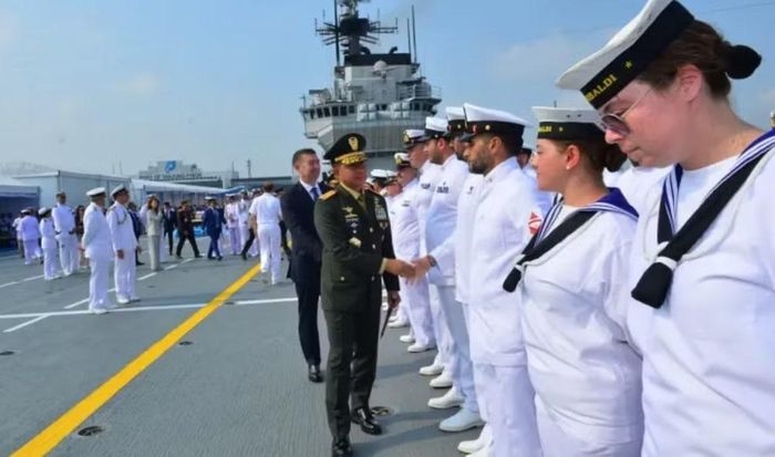 Tuy nhiên, Indonesia hiện không sở hữu máy bay cất hạ cánh thẳng đứng tương tự Harrier. Jakarta vì vậy đang phải xác định cấu hình không đoàn phù hợp với KRI Sriwijaya-100.