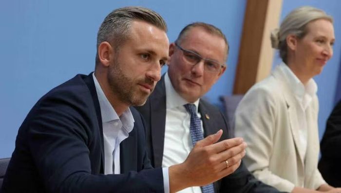AfD có lập trường khác biệt đáng kể với chính phủ của ông Merz về quan hệ với Nga, viện trợ Ukraine và chính sách năng lượng. Reuters dẫn lời Điện Kremlin cho biết Moscow đánh giá tích cực mong muốn đối thoại với Nga của AfD. Tuy nhiên, AfD hiện vẫn ở phe đối lập tại cấp liên bang.
