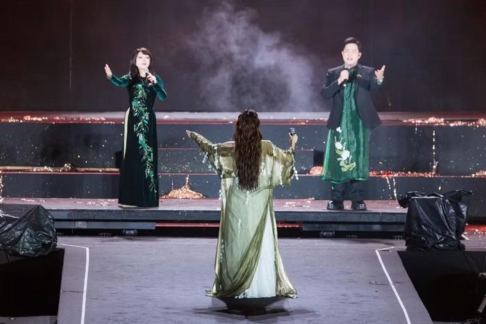 Phương Mỹ Chi cũng có những chia sẻ xúc động, bày tỏ tình cảm dành cho "bà nội" Hương Lan và người ba nuôi của mình - ca sĩ Quang Lê '