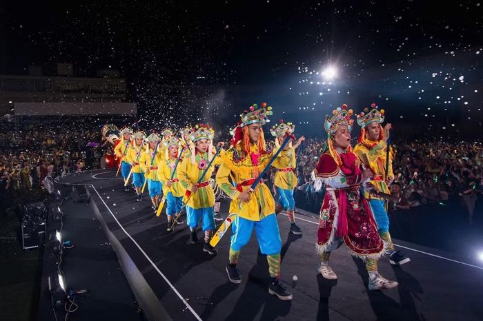 Phương Mỹ Chi mời Đoàn hò Bã trạo Long Minh Ban - Phường Phan Thiết trong tiết mục "Dắt anh chơi hội"