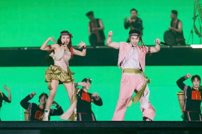 Kay Trần xuất hiện với "Ưng cái bụng" mang đến phần rap mới và phần đối đáp tình tứ cùng Phương Mỹ Chi