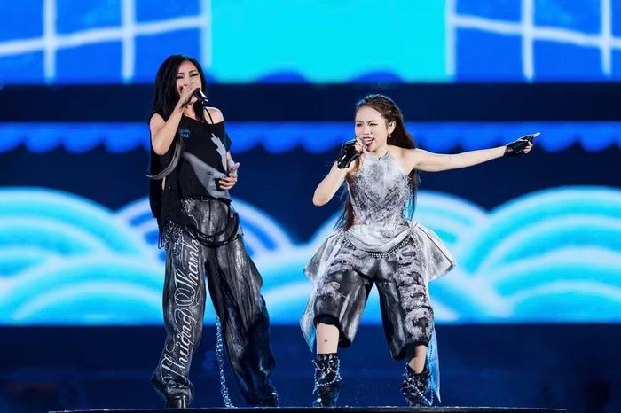 Ca sĩ Phương Thanh và Phương Mỹ Chi mang đến phần trình diễn bùng nổ với "Rock hạt gạo" và "Xây xẩm"