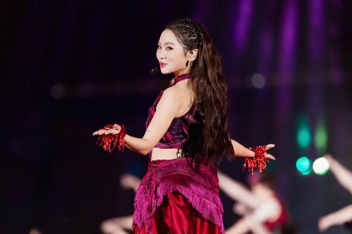 Phương Mỹ Chi khuấy động sân khấu với bản phối mới của ca khúc "Đẩy xe bò" và Vũ trụ có anh"