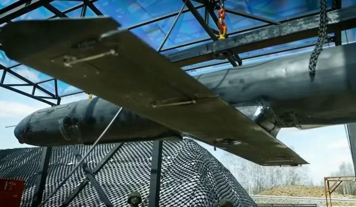 Các nguồn Ukraine cho rằng UAV Geran-4 có thể đạt trần bay khoảng 8.000 m và tốc độ hành trình 450-500 km/h hoặc cao hơn. UAV này còn được cho là trang bị cảm biến quang học và hồng ngoại, cho phép quan sát mục tiêu cả ngày lẫn đêm.