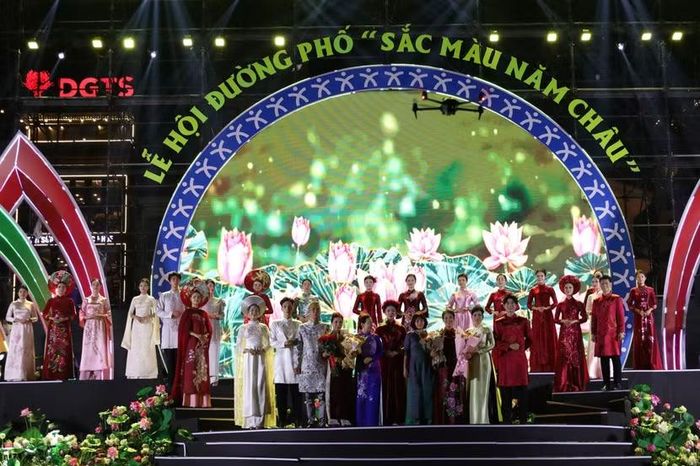 Điểm nhấn thực sự làm nên sự kì ảo của chương trình là những bộ sưu tập áo dài lộng lẫy (ảnh: Minh Châu)