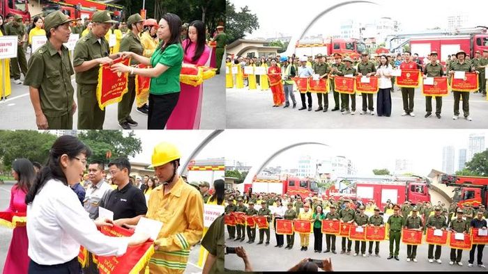 Ban tổ chức khen thưởng cho các đội thi