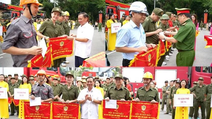 Ban tổ chức khen thưởng cho các đội thi đạt thành tích xuất sắc