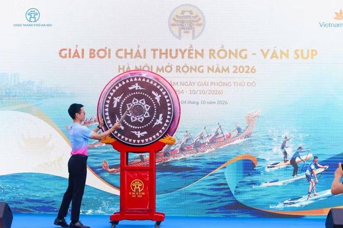 Đại diện ban tổ chức đánh trống khai mạc
