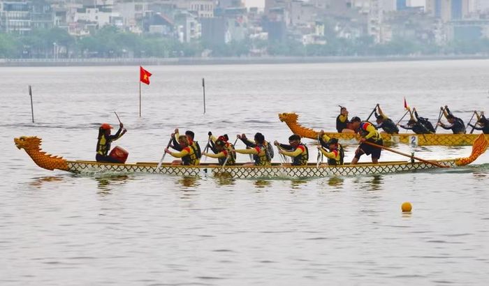 Các đội sôi nổi tranh tài, dưới sự cổ vũ nồng nhiệt