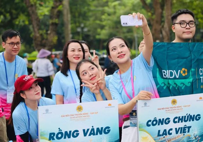 Các đội đua hứng khởi trước giờ tranh tài