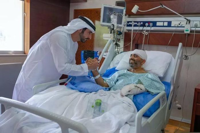 Thái tử Dubai Sheikh Al Maktoum tới thăm phi công Flydubai tại bệnh viện ở UAE ngày 2-10-2026