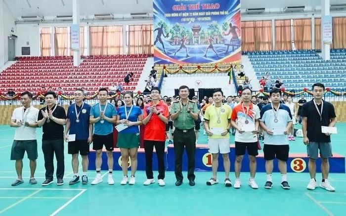 Trao giải các đơn vị, cá nhân đạt thành tích cao