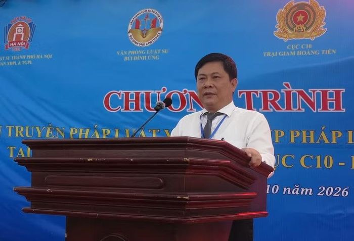 Phó Chủ nhiệm Đoàn Luật sư TP Hà Nội Lê Trung Sơn tâm sự, chia sẻ cùng các phạm nhân tại Trại Cải tạo Hoàng Tiến.