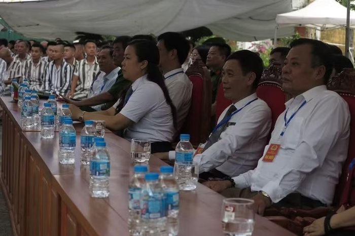 Phó Chủ nhiệm Đoàn Luật sư TP Hà Nội Bùi Việt Anh (thứ hai, bên phải) cùng đoàn công tác tại Trại Cải tạo Hoàng Tiến.