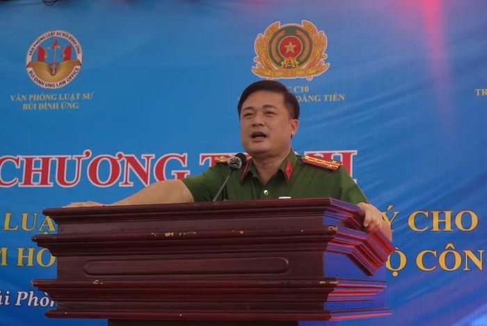 Đại tá Đào Anh Kiên - Giám thị Trại Cải tạo Hoàng Tiến phát biểu và tâm sự với các phạm nhân tại tuyên truyền, tư vấn pháp luật.