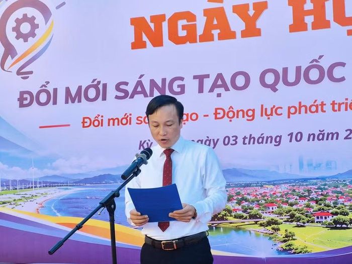 Đồng chí Nguyễn Kiên Quyết - Phó Chủ tịch UBND xã khai mạc Ngày hội. Ảnh: Phạm Phượng