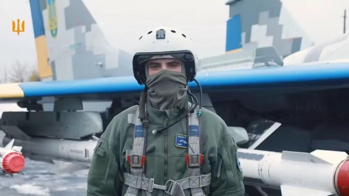 Ukraine đồng thời chuẩn bị tiếp nhận thêm tiêm kích Gripen. Theo thỏa thuận ký với Thụy Điển, 16 chiếc Gripen C/D đầu tiên dự kiến được cung cấp từ đầu năm 2027. Một thỏa thuận khác về 16 chiếc Gripen E có lịch giao từ đầu năm 2029.