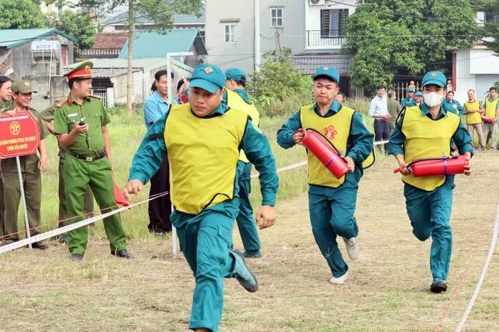 Phần thi tài các kỹ năng của các đội PCCC cơ sở cũng rất sôi nổi. Tiếng còi khai cuộc vang lên. Các đội viên xách bình bọt lao đi như mũi tên. Gánh nặng trên tay không chỉ là chiếc bình chữa cháy xách tay, mà là áp lực thời gian tính bằng tích tắc.