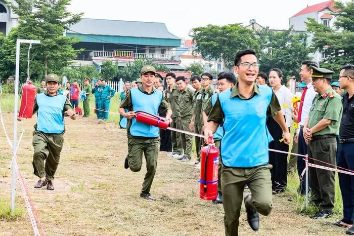 Kỹ năng vận hành phương tiện chữa cháy bộc lộ rõ nhất qua nhịp thở gấp gáp, mồ hôi túa ra và ánh mắt hướng thẳng về điểm bùng phát nhiệt.