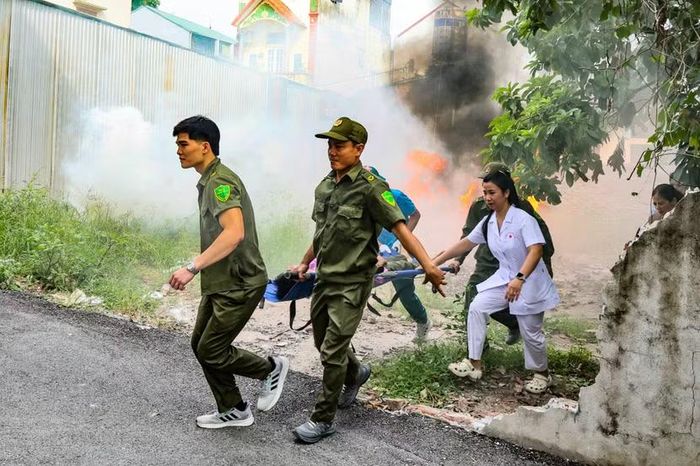 Trong tình huống giả định, cán bộ y tế túc trực sẵn sàng. Ngay khi nạn nhân ngạt khói được đưa khỏi vùng nguy hiểm, cáng cứu thương lập tức được huy động. Sự phối hợp nhịp nhàng giữa dân phòng và y tế giúp rút ngắn tối đa thời gian vàng cấp cứu.