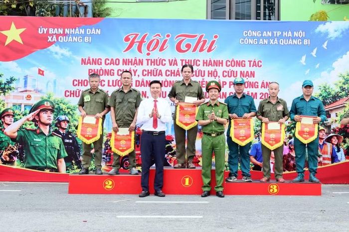 Hội thi khép lại với các giải Nhất, Nhì, Ba được trao cho những tập thể xuất sắc nhất. Giọt mồ hôi đổ trên thao trường hôm nay chắc chắn sẽ giữ lại sự bình yên, máu và nước mắt cho người dân ngày mai.