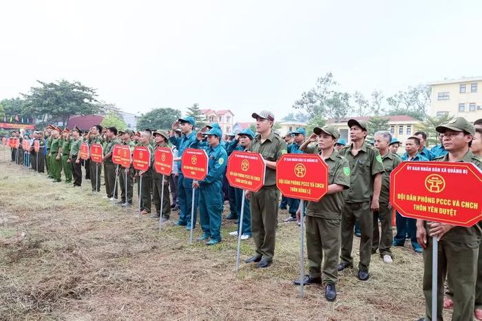 Để chuẩn bị ứng phó với những tình huống khốc liệt nhất, 152 đội viên thuộc 19 Đội dân phòng trên địa bàn xã Quảng Bị (Hà Nội) đã được triệu tập. Họ là những nông dân, thợ xây, tiểu thương, trưởng thôn... nhưng khi có tiếng kẻng báo cháy, họ chính là tuyến phòng thủ đầu tiên bảo vệ sinh mạng xóm giềng.