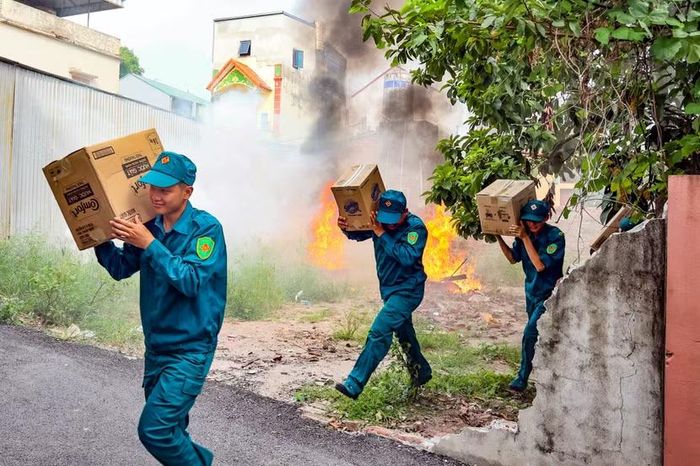 Cứu người đi đôi với cứu tài sản. Hàng hóa bốc cháy dở được nhanh chóng di dời, cô lập nguồn nhiệt để chống cháy lan sang các nhà liền kề. Tất cả thao tác diễn ra hoàn toàn bằng sức người trong tiếng hô hoán chỉ huy.